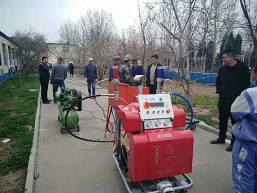 江蘇省聚脲噴涂機水池防腐防水改造(圖4) 江蘇省客戶水池聚脲噴涂機防水現(xiàn)場施工拍攝