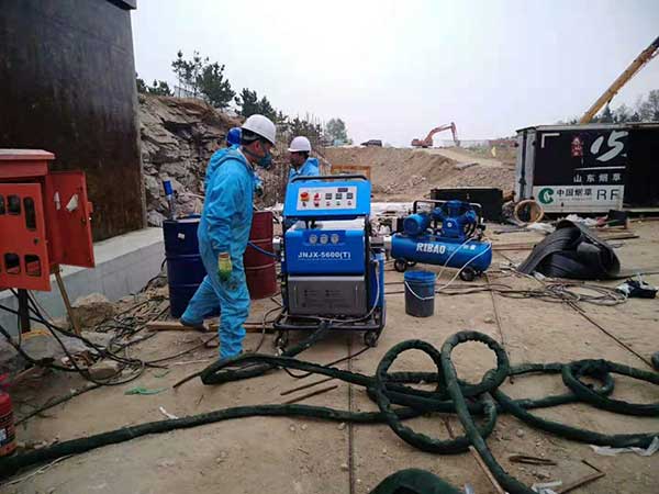 哪種噴涂機耐用適合防腐工程隊使用(圖2) 聚脲噴涂機H5600(T)噴涂測試